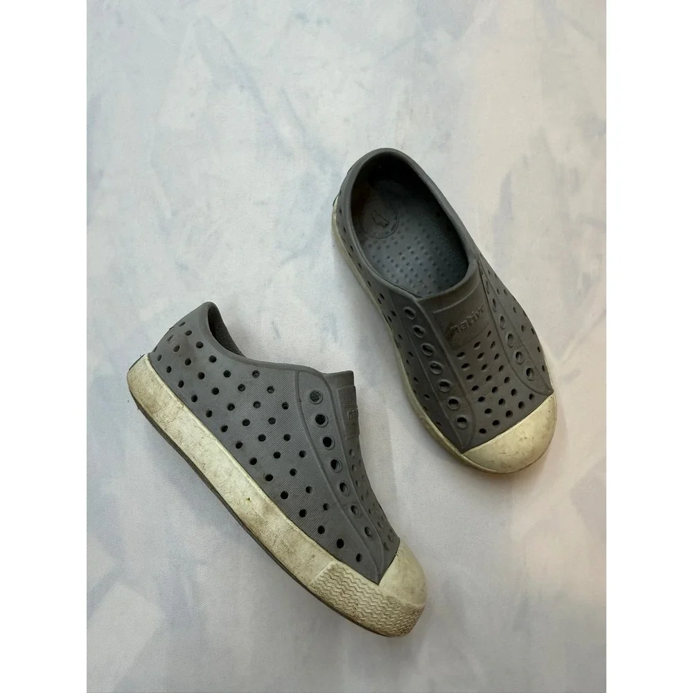 NATIVE $35 Jefferson Unisex Kids Size 10 Gray White Waterproof Slip On Shoes
